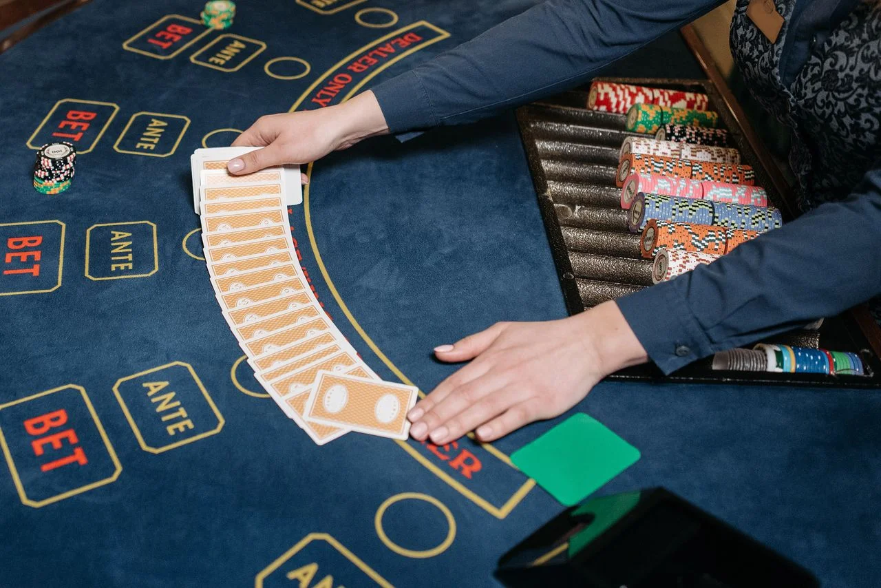 v8win Live Casino — Dealer Thật Khác Gì So Với Game Thông Thường?